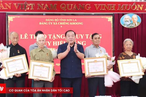Chiềng Khoong - Sơn La: Trao tặng Huy hiệu Đảng cho 28 đảng viên