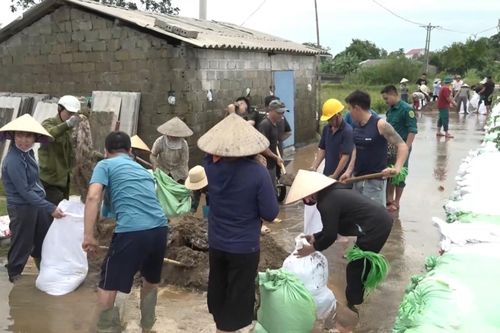 Xuân Mai huy động hơn 150 người chống tràn đê Bùi