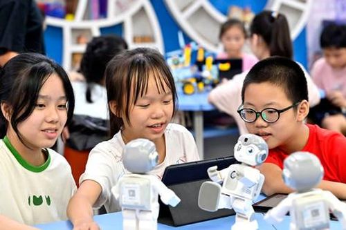 Trung Quốc: Làn sóng du khảo AI đưa học sinh đến gần công nghệ tương lai