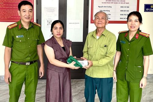 Nhặt được 400 triệu đồng trên đường, cô gái vội trình báo công an