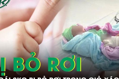 Người dân hoảng hốt phát hiện bé gái gần 2 kg bị bỏ trong giỏ xách bên đường