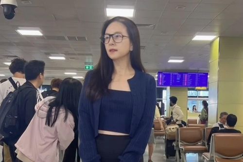 Madam Pang ăn vận trẻ trung khi sang Hà Nội cổ vũ tuyển Thái Lan