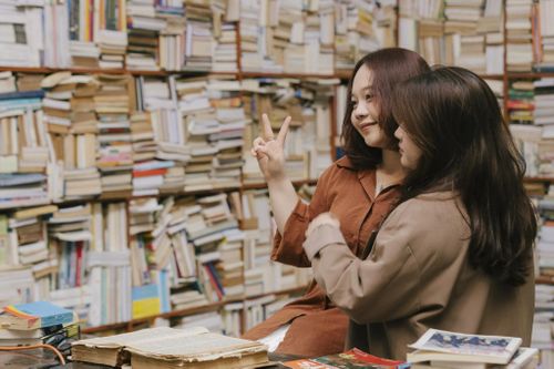 Tác dụng thật sự của những kệ sách trong quán cà phê