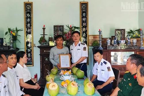 Vùng Cảnh sát biển 2 nhận phụng dưỡng Mẹ Việt Nam Anh hùng ở Gia Lai