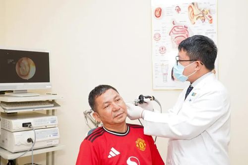 Tìm lại âm thanh cho nhà báo Campuchia sau hơn 3 năm sống chung với ù tai, nghe kém