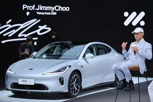 [GALLERY] Đại gia Jimmy Choo 'thửa' ôtô điện tên mình, bán 887 triệu đồng