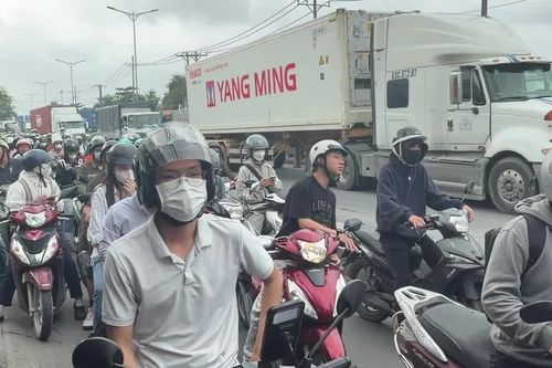 Nhảy khỏi xe tránh tai nạn, người đàn ông bị container cán tử vong