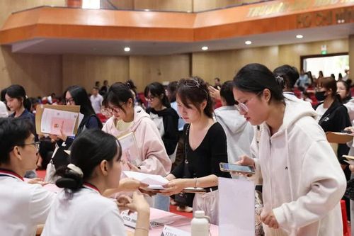 Sinh viên tốt nghiệp trễ hạn: Trách nhiệm không chỉ ở người học