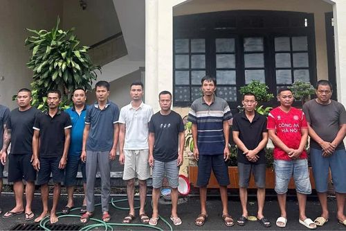 Tụ tập đánh bạc sau bữa nhậu, 13 lái xe ở Hưng Yên bị khởi tố
