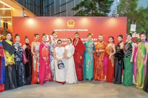 Áo dài kể câu chuyện giao thoa văn hóa Việt Nam - Singapore