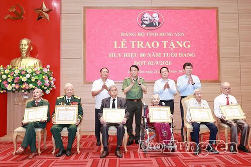 Đại tướng Lương Tam Quang trao Huy hiệu 80 năm tuổi Đảng cho các đảng viên lão thành ở Hưng Yên