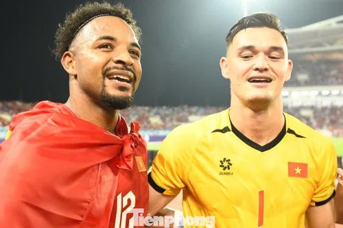 Thủ môn Patrik Lê Giang khóc giữa biển người ở Mỹ Đình