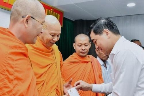 'Người có uy tín tiếp tục nêu gương, dẫn dắt cộng đồng'