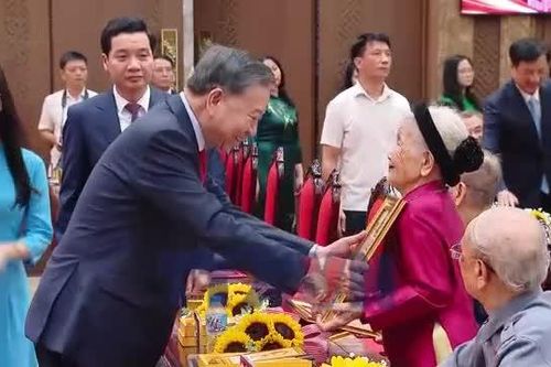 Tổng Bí thư, Chủ tịch nước: Hà Nội tiếp tục quan tâm các đảng viên cao tuổi