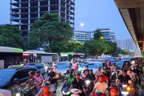 Dòng người hướng về sân Mỹ Đình cổ vũ cho đội tuyển Việt Nam