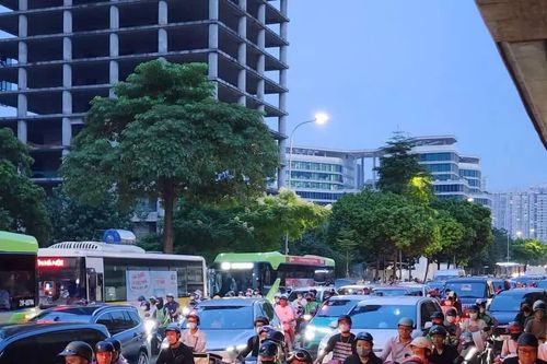 Dòng người hướng về sân Mỹ Đình cổ vũ cho đội tuyển Việt Nam