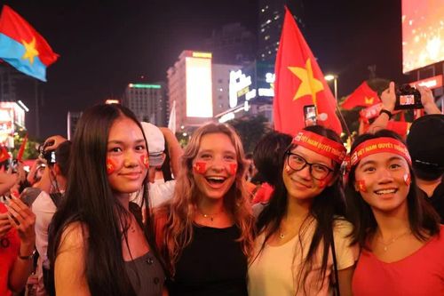 Sắc đỏ ngập phố mừng đội tuyển Việt Nam vô địch