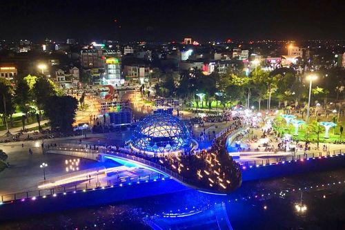 Bờ sông Trà Khúc 'biến hình' về đêm