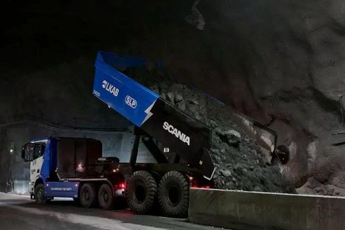 "Quái vật điện" 120 tấn bắt đầu chở quặng sâu hơn 1 km dưới lòng đất