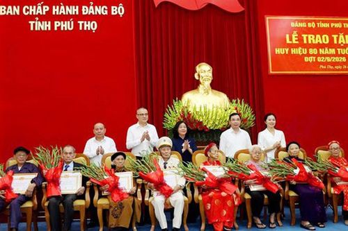 Chủ tịch UBTƯ MTTQ Việt Nam Bùi Thị Minh Hoài trao tặng Huy hiệu 80 năm tuổi Đảng tại Phú Thọ