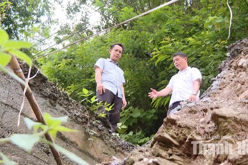 Cảnh báo từ hàng loạt điểm sạt lở dọc sông Lò