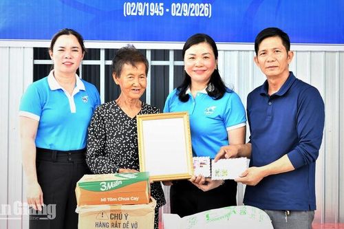 Trao hơn 600 suất quà và nhà cho hộ khó khăn ở Hòn Đất