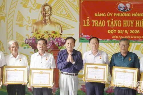 Phường Cao Lãnh và phường Hồng Ngự: Trao tặng Huy hiệu Đảng đợt 2-9 cho các đảng viên
