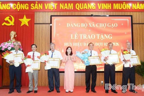 Đồng chí Châu Thị Mỹ Phương trao Huy hiệu Đảng tại xã Chợ Gạo