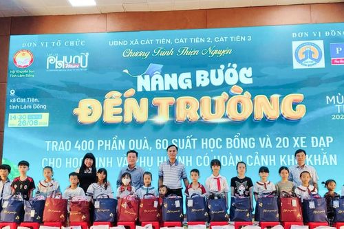 Ấm áp chương trình 'Nâng bước em đến trường' lần thứ VI