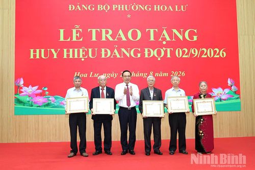 Đảng ủy phường Hoa Lư tổ chức trao Huy hiệu Đảng đợt 2/9/2026