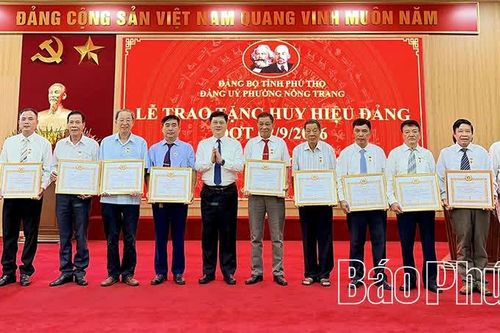 Trao Huy hiệu Đảng tặng đảng viên dịp Quốc khánh 2/9