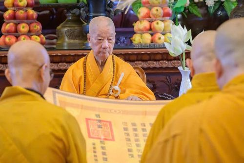 Cung thỉnh Đức Pháp chủ chứng minh và vào ngôi Tuyên luật sư Đại giới đàn Thanh Kiểm
