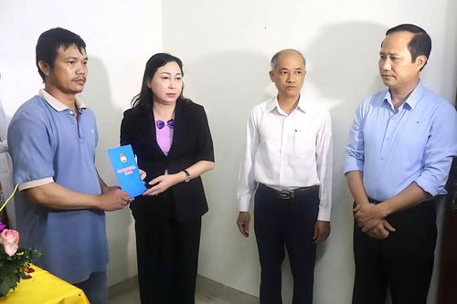 Ninh Bình: Hỗ trợ hai gia đình nạn nhân bị sét đánh 50 triệu đồng