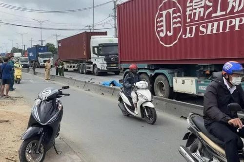 Tai nạn giao thông 26/8: Nhảy khỏi xe máy, người đàn ông bị xe đầu kéo cán tử vong