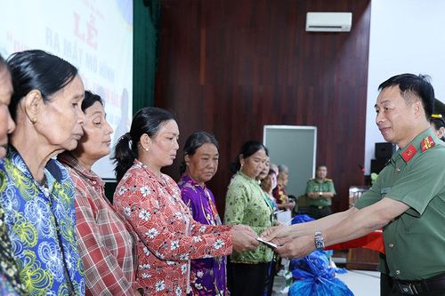 Công an An Giang ra mắt mô hình 'Phum sóc bình yên - An ninh bảo đảm' tại vùng biên giới