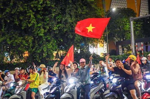 Hà Nội: Ăn mừng chức vô địch ASEAN Cup nhưng không quên tuân thủ luật giao thông
