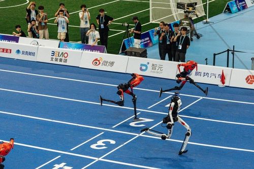 Robot Trung Quốc phá kỷ lục chạy 100 m, vượt qua huyền thoại Usain Bolt
