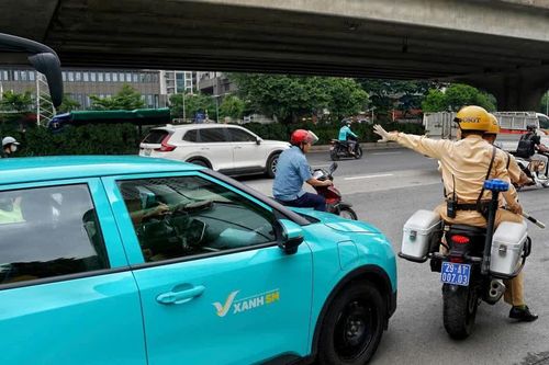 CSGT Hà Nội mở đường, hỗ trợ xe đưa sản phụ đến bệnh viện