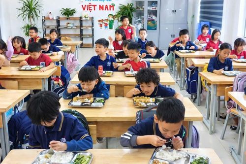 Bữa ăn học đường: Cân bằng dinh dưỡng, vững nền thể chất