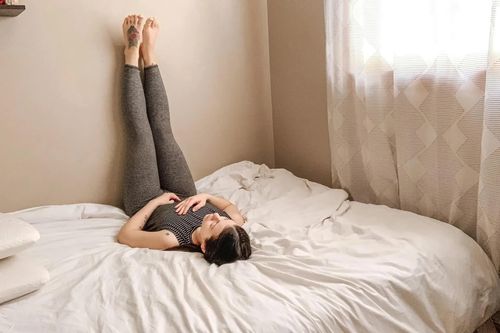 7 động tác yoga nhẹ nhàng trên giường giúp cơ thể thư giãn, ngủ ngon hơn