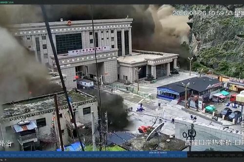 Video khoảnh khắc dòng lũ kinh hoàng ở biên giới Trung Quốc, cuốn hơn 300 người