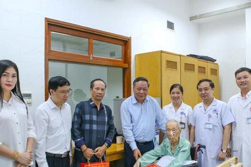 Phó Bí thư Thành ủy Nguyễn Văn Phong thăm, tặng quà đồng chí Lê Đức Vân