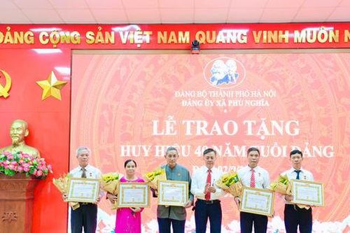 Xã Phú Nghĩa tổ chức Lễ trao Huy hiệu Đảng đợt 2-9