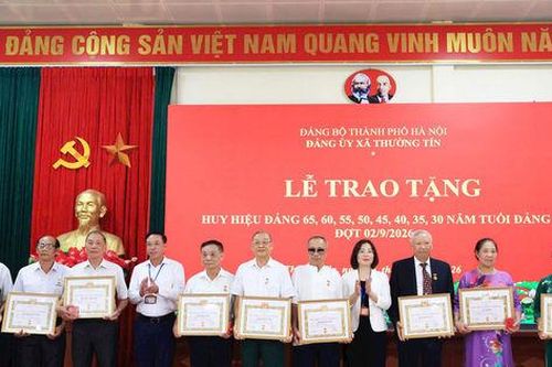87 đảng viên Đảng bộ xã Thường Tín nhận Huy hiệu Đảng đợt 2-9