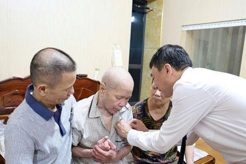 Lãnh đạo xã Xuân Mai trao Huy hiệu Đảng tặng các đảng viên cao tuổi dịp 2-9