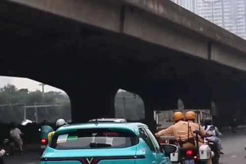 Cảnh sát giao thông Hà Nội mở đường đưa sản phụ đến bệnh viện kịp thời