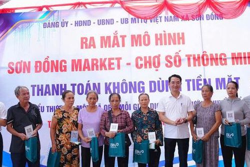 Xã Sơn Đồng ra mắt mô hình chợ số, thúc đẩy thanh toán không dùng tiền mặt