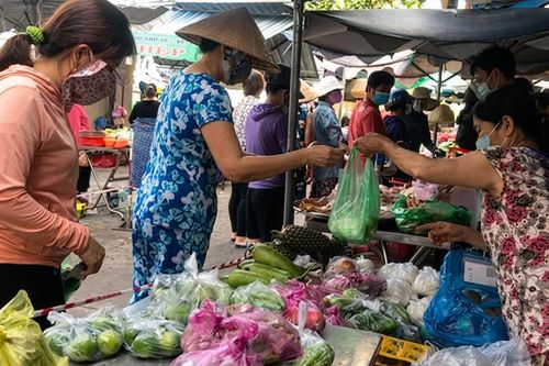 Tình cờ gặp mẹ vợ ở chợ, tôi mới biết sự thật vợ giấu bấy lâu nay, về mở tủ của cô ấy mà tôi sốc
