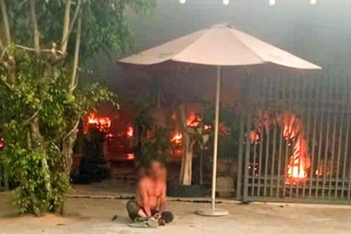 Người đàn ông phóng hỏa đốt nhà, ôm người tình trong biển lửa