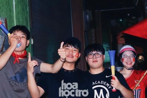 Muôn kiểu mừng ĐT Việt Nam chiến thắng, người dân 'đi bão' tinh tế biết điểm dừng